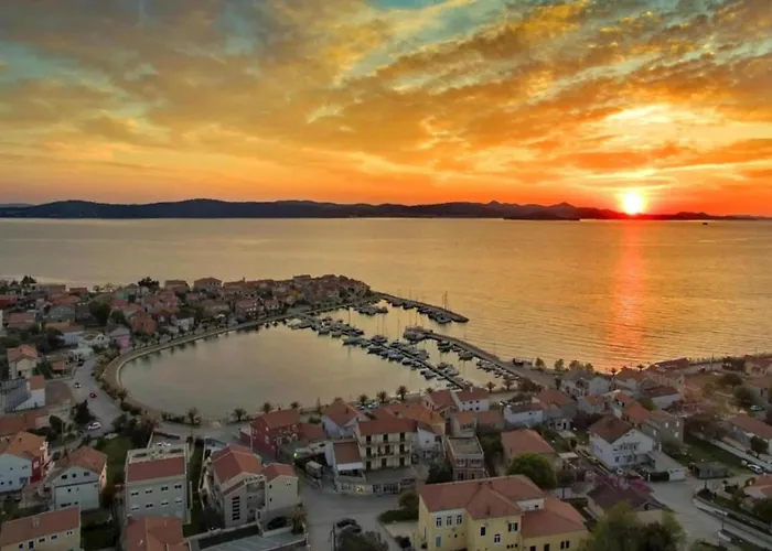 Tatil Evi Scenic In Near Sea Bibinje